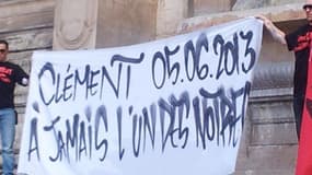Sur la fontaine Saint-Michel à Paris, les amis de Clément ont déployé une banderole: "Clément - 05.06.13 A jamais l'un des nôtres".