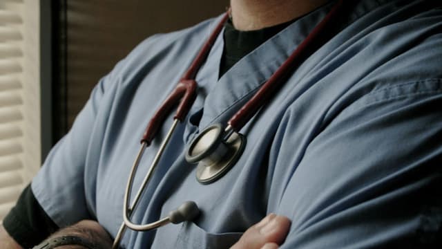 L'infirmier est accusé d'avoir illégalement soigné un jeune homme soupçonné de meurtre. (Illustration)