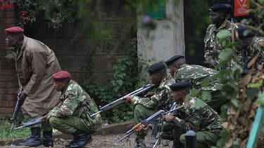 Des militaires kenyans postés aux alentours du centre commercial, lundi matin.