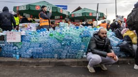 Des réfugiés patientent à la frontière de Medyka, entre la Pologne et l'Ukraine, dimanche 27 février 2022
