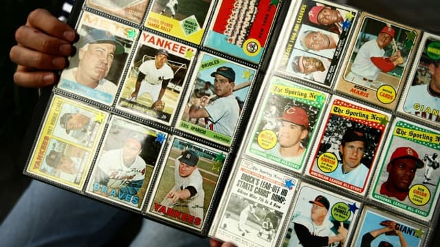 Une collection de cartes de baseball au Yankee Stadium, à New York, en 2008
