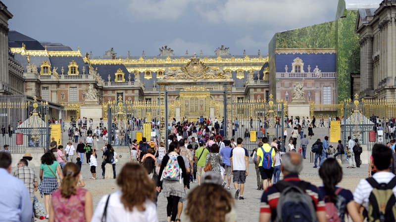 Des touristes au Château de Versailles, en août 2011.