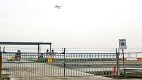 Les voleurs sont entrés dans l'enceinte de l'aéroport en passant à travers les clôtures.
