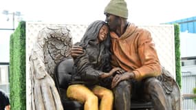 Une statue de Kobe Bryant et de sa fille, Gianna a été installée devant la Crypto.com Arena de Los Angeles, le 2 août 2024. 