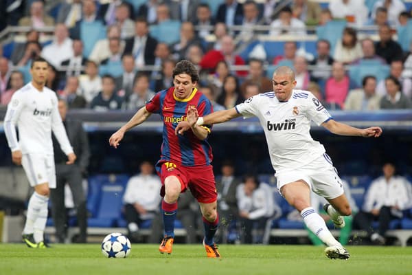 Lionel Messi en un duelo con Pepe durante el Real Barcelona en 2011