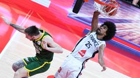 Le Français Louis Labeyrie dunke face à l'Australie, lors de leur match pour la 3e place de la Coupe du monde, le 15 septembre 2019 à Pékin