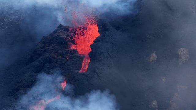 Le Piton de la Fournaise, à La Réunion, lors d'une éruption le 5 février dernier.
