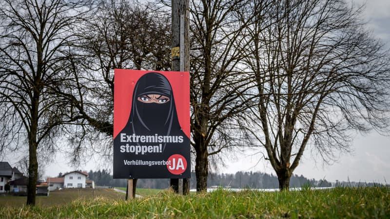Une affiche de l'initiative anti-burqa, votée ce dimanche par les Suisses