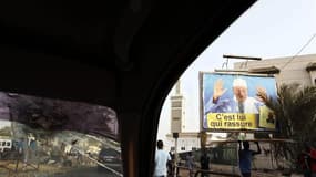 Une affiche électorale maculée de peinture du président sortant du Sénégal Abdoulaye Wade, dans le centre de Dakar. Le second tour de l'élection présidentielle organisé ce dimanche au Sénégal a des allures de référendum pour ou contre le chef de l'Etat oc