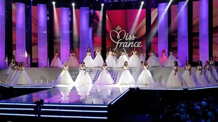 Laury Thilleman, miss Bretagne, a été élue samedi soir miss France 2011 lors d'une cérémonie au Zénith de Caen. Elue parmi 33 prétendantes, la jeune femme brune aux yeux noisette succède pour un an à Malika Ménard. /Photo prise le 4 décembre 2010/REUTERS/