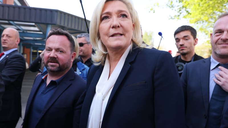 Bruno Bilde accompagné de Marine Le Pen, alors candidate RN, lors du premier tour de l'élection présidentielle, le 24 avril 2022 à Hénin-Beaumont (Pas-de-Calais).