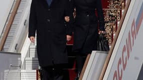 Xi Jinping, ici avec son épouse Peng Liyuan sur le tarmac d'un aéroport à Moscou, a choisi la Russie pour son premier voyage depuis son accession officielle à la présidence chinoise le 14 mars, symbole du rapprochement croissant entre Moscou, premier prod