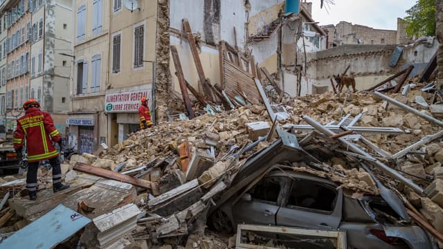 Les débris des immeubles effondrés rue d'Aubagne, à Marseille. 