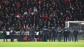 La police face aux supporteurs rennais, au Roazhon Park le 18 janvier 2025