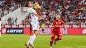 Guillaume Gillet (RCL) devant Florent Balmont (DFCO)
