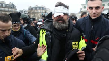 Le "gilet jaune" Jérôme Rodrigues évacué par les pompiers après avoir reçu un projectile policier dans l'oeil, le 26 janvier 2019 à Paris; 