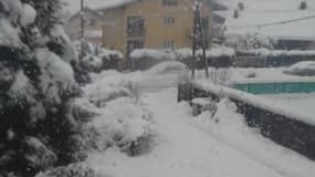 Quatrième jour de neige abondante à Albertville en Savoie. - Témoins BFMTV