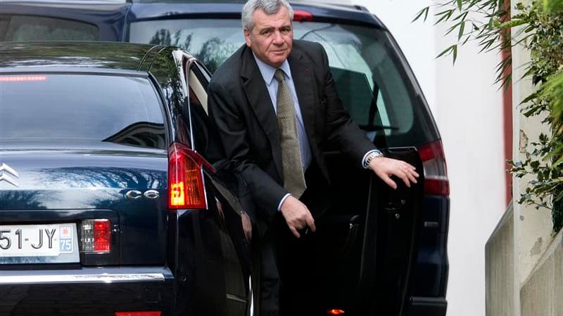 Thierry Herzog à son arrivée au domicile parisien de Nicolas Sarkozy, samedi. L'avocat de Nicolas Sarkozy met en cause, dans une interview au Journal du Dimanche, l'impartialité du juge d'instruction Jean-Michel Gentil qui a mis en examen jeudi l'ancien c