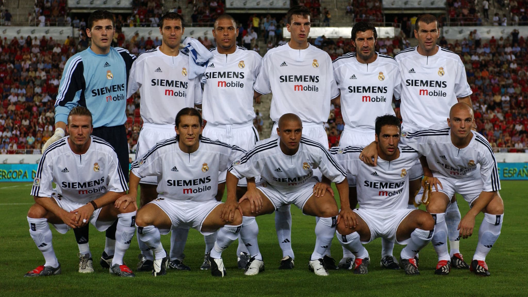 Zinédine Zidane avec les Galactiques du Real Madrid (Iker Casillas, Ivan Helguera, Ronaldo, Francisco Pavon, Luis Figo, David Beckham, Michel Salgado, Roberto Carlos, Raul, Esteban Cambiasso), à Majorque le 24 août 2003