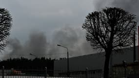 Une colonne de fumée était visible dans le ciel de Kiev, après le bombardement d'une usine militaire par l'armée russe, samedi 16 avril 2022
