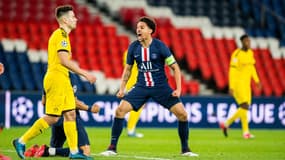Marquinhos devant Raphaël Guerreiro lors de la qualification du PSG face à Dortmund en huitième de finale de Ligue des champions