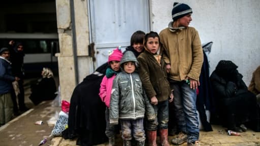 Des réfugiés syriens, qui ont fui l'assaut contre la ville d'Alep, attendent à Bab-al Salam de pouvoir entrer en Turquie, le 6 février 2016 Des réfugiés syriens, qui ont fui l'assaut contre la ville d'Alep, attendent à Bab-al Salam de pouvoir entrer en Turquie, le 6 février 2016