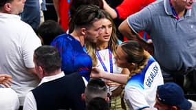 Jack Grealish avec sa compagne Sasha Attwood (au centre) et sa soeur Kiera Grealish (à droite)