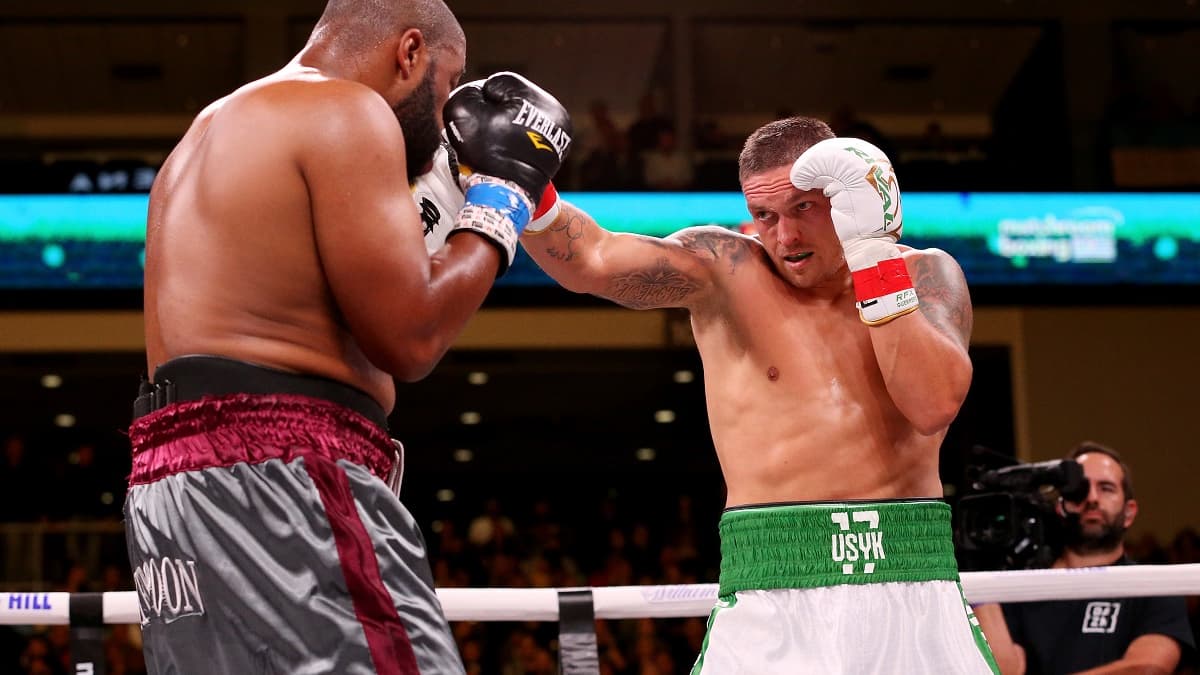 Oleksandr Usyk (à droite) lors de ses débuts chez les lourds contre Chazz Witherspoon 