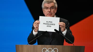 Le patron du Comité international olympique (CIO) Thomas Bach annonce l'hôte des Jeux d'hiver 2030, lors d'une réunion de l'instance à Paris le 24 juillet 2024
