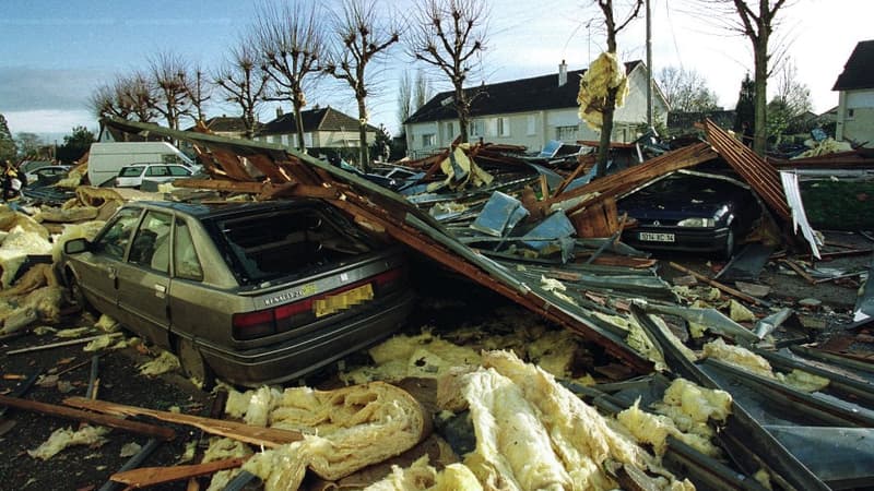 Véhicules écrasé sur la chaussée, le 26 décembre 1999, à St-Pierre-sur-Dives, dans le nord ouest de la France. 