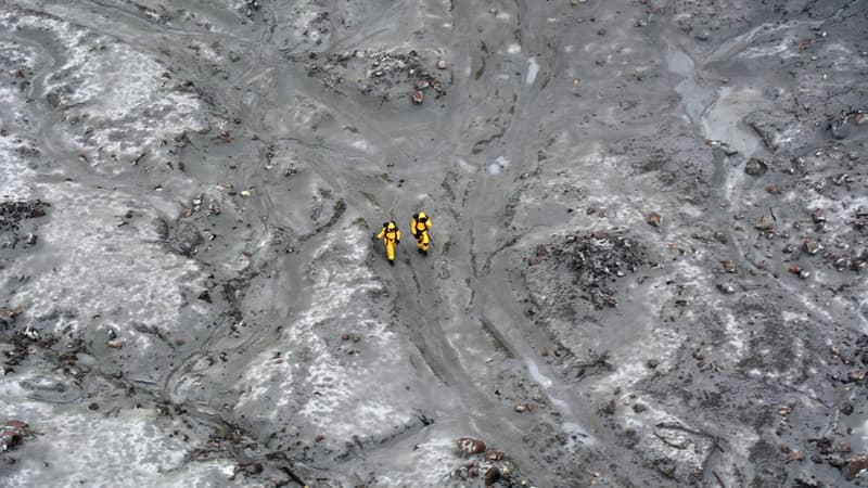 Vue aérienne de soldats d'élite néo-zélandais durant l'opération visant à récupérer les corps restés sur le volcan de White Island, le 13 décembre 2019