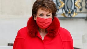 La ministre de la Culture Roselyne Bachelot quitte le palais de l'Elysée, à Paris, après le conseil des ministres le 22 décembre 2021