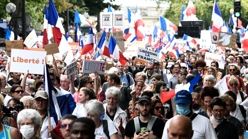 Des manifestants contre le pass sanitaire à Paris, le 21 août 2021.