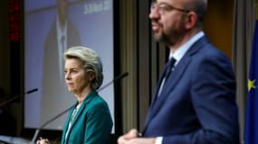 La présidente de la Commission européenne Ursula von der Leyen (g) et le président du Conseil européen Charles Michel à l'issue de la première journée du sommet de l'UE à Bruxelles, le 25 mars 2021