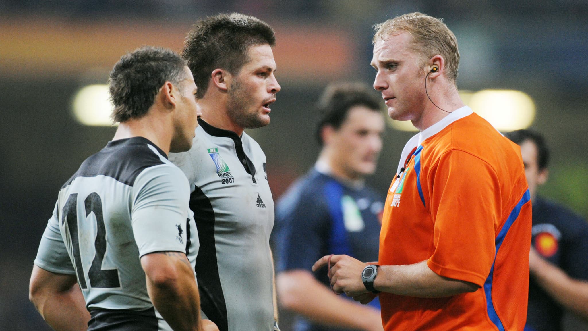 Wayne Barnes en discussion avec Luke McAllister et Richie McCaw en 2007 Wayne Barnes en discussion avec Luke McAllister et Richie McCaw en 2007