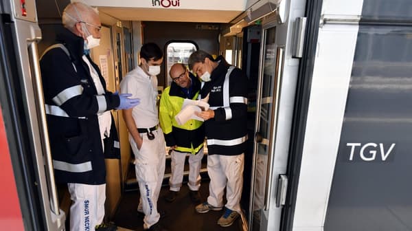 Les équipes médicales s'installent à bord du TGV médicalisé qui transporte 24 patients de Nancy à Bordeaux, le 29 mars 2020