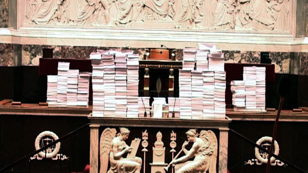 Les piles d'amendements au perchoir de l'Assemblée nationale en 2006 pendant le projet de loi sur la privation de GDF Les piles d'amendements au perchoir de l'Assemblée nationale en 2006 pendant le projet de loi sur la privation de GDF