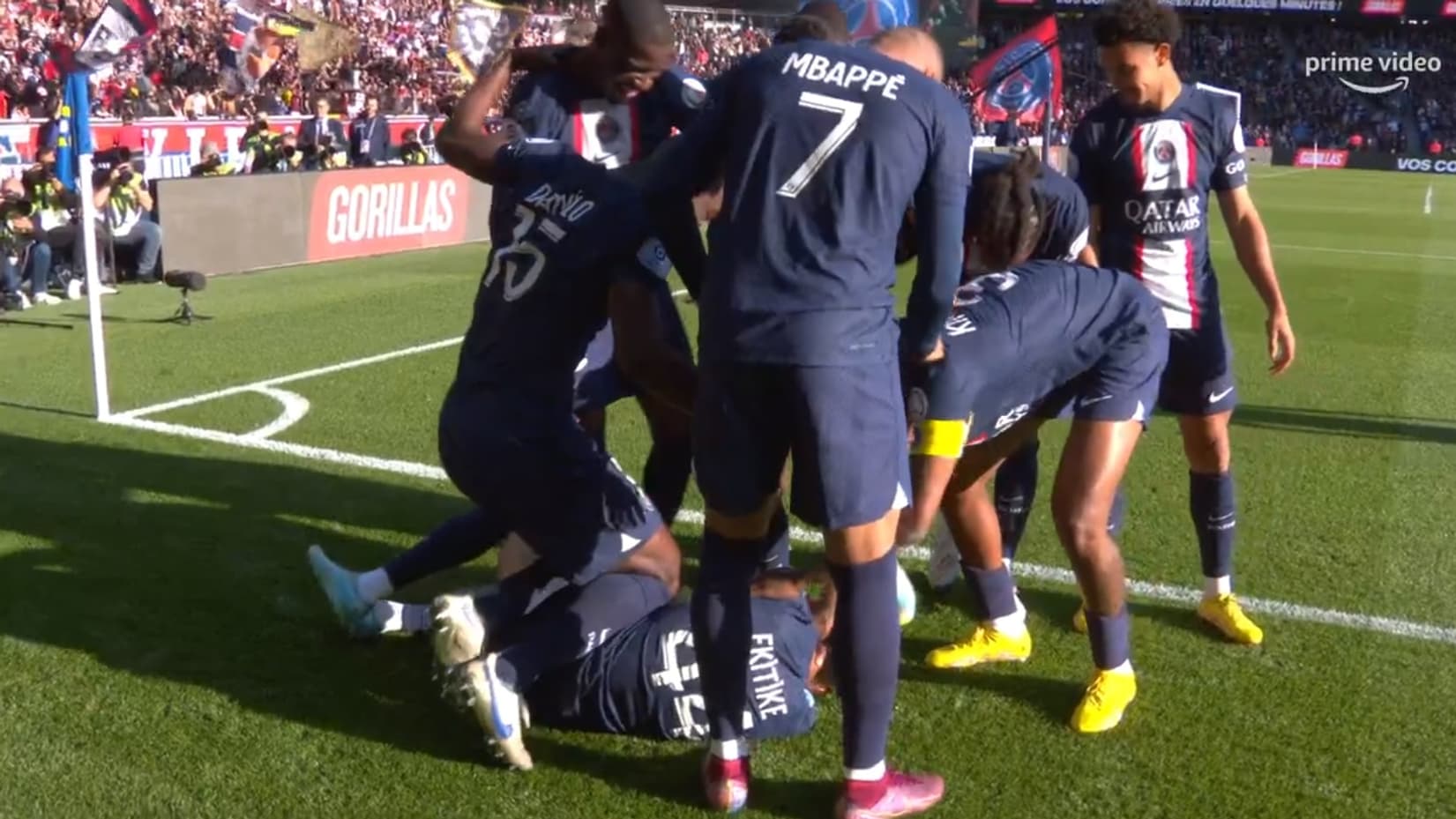 Hugo Ekitike chambré par ses coéquipiers.