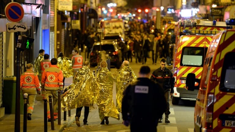 Des personnes blessées sont évacuées rue Oberkampf, près du Bataclan, dans la nuit du 13 au 14 novembre 2015 Des personnes blessées sont évacuées rue Oberkampf, près du Bataclan, dans la nuit du 13 au 14 novembre 2015