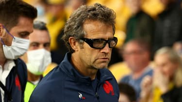 Le manager du France de France Fabien Galthié supervise une séance d'entraînement de ses joueurs à Brisbane, le 7 juillet 2021  
