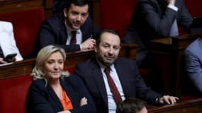 La présidente du groupe Rassemblement national à l'Assemblée, Marine Le Pen (gauche) avec les députés RN Sébastien Chenu (droite) et Jean-Philippe Tanguy (haut), le 7 mars 2023 à l'Assemblée