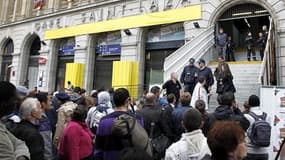 Des voyageurs évacués de la Gare Saint-Lazare à Paris après une fausse alerte. Un homme de 53 ans a été condamné mercredi par le tribunal de Paris à deux ans de prison, dont huit mois fermes, pour avoir provoqué deux fausses alertes à la bombe dans cette