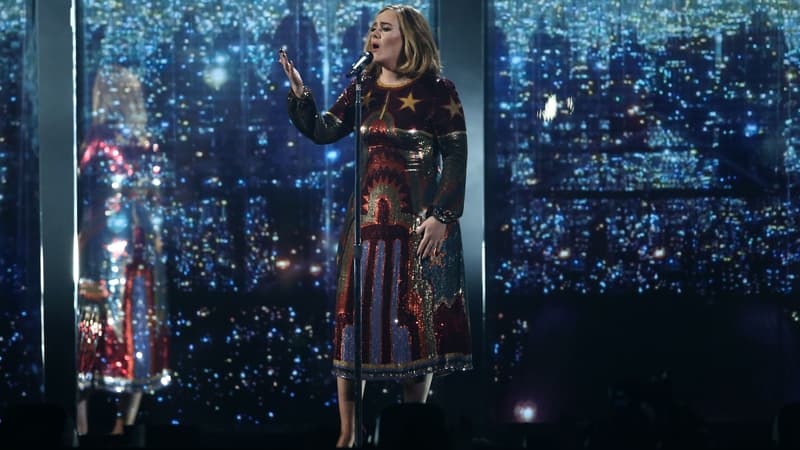 Adele sur la scène des Brit Awards en février 2016