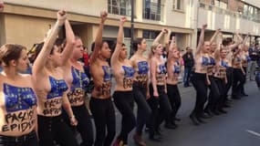 Une dizaine de Femen se sont réunies devant l'hôtel parisien où le FN lançait sa campagne pour les européennes.