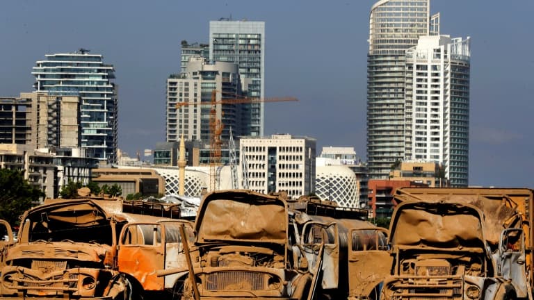 Des camions totalement détruits dans le port de Beyrouth, le 7 août 2020 