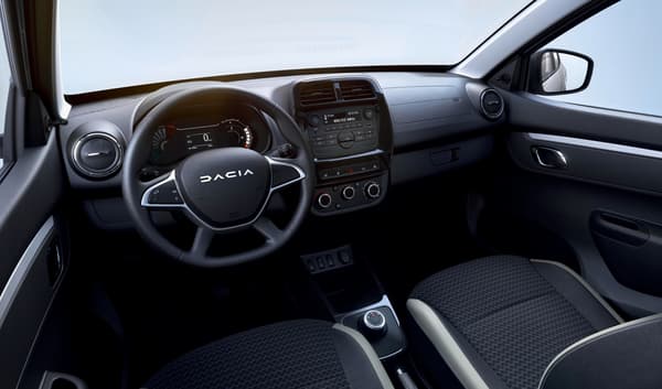 L'intérieur de la Dacia Spring "Essential".