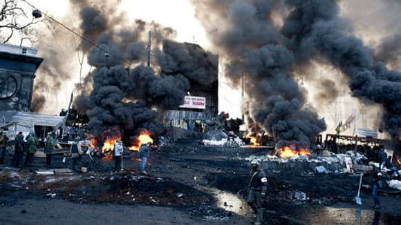 Les manifestants sur les barricades enflammées de la place Maïdan, le 18 février. Les manifestants sur les barricades enflammées de la place Maïdan, le 18 février.