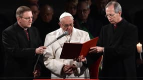 Le pape François a renouvelé son appel aux pays de l'Union européenne à accueillir dignement des centaines de milliers de demandeurs d'asile et immigrés.