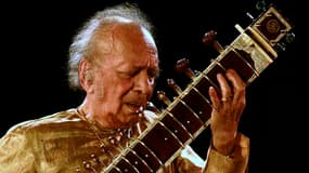 Le musicien et compositeur indien Ravi Shankar est décédé à l'âge de 92 ans en Californie. Le sitariste avait influencé de nombreux musiciens de rock en quête de nouvelles sonorités dans les années 60 et le guitariste des Beatles George Harrison fut l'un