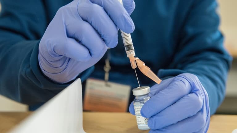 Un pharmacien remplit des seringues avec le vaccin Moderna au Memorial Hospital de Marlborough, Massachusetts, le 12 janvier 2021.